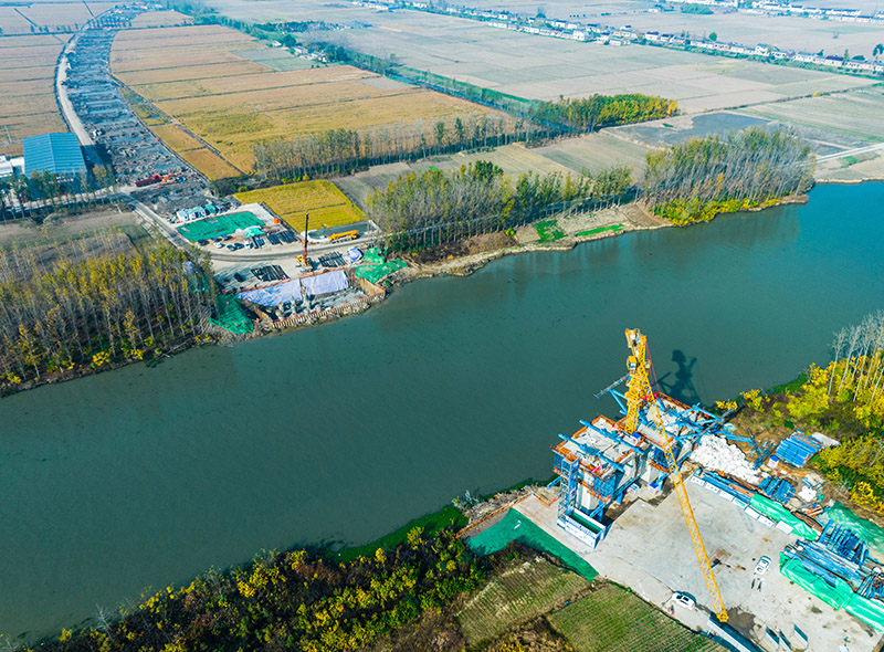3、跨通榆河特大橋東主墩下部結(jié)構(gòu)施工結(jié)束，并完成制箱梁節(jié)段2個；西主墩樁基全部完成，即將開始承臺施工.jpg