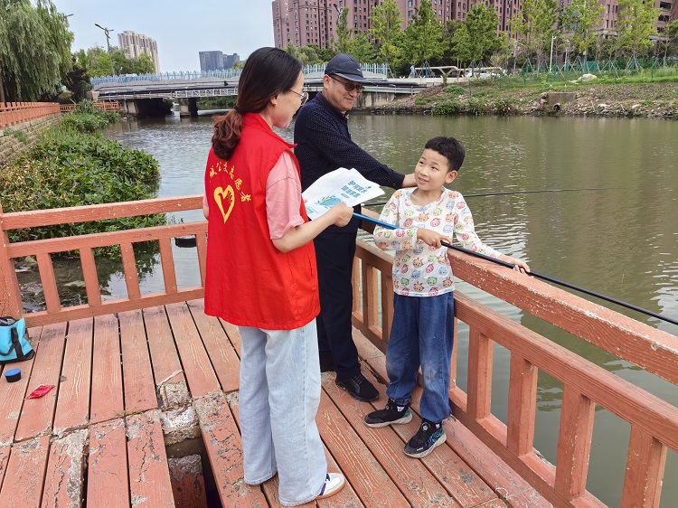7月19日，三分公司黨支部組織黨員志愿者走進金水灣社區(qū)開展以“志愿服務進社區(qū)  護河愛水齊參與”為主題的環(huán)境保護志愿服務活動，用實際行動幫助社區(qū)做好轄區(qū)內河道的環(huán)境衛(wèi)生整治工作。4.jpg