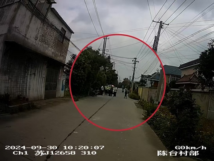 警車抵達現場.jpg