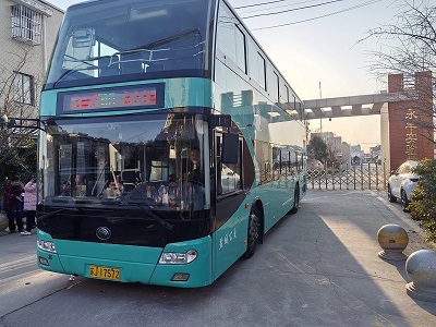 車輛放學(xué)后?？吭谟镭S實(shí)驗(yàn)學(xué)校門口.jpg